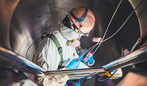 extrema importância que os trabalhadores estejam utilizando equipamentos de proteção individual como capacetes, respiradores, luvas botinas, rádios comunicadores entre outros | Nederman