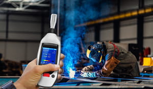 Parece óbvio, mas para saber como está a qualidade do ar, quais são os tipos de poluentes mais comuns e dimensões dos materiais particulados, é necessário estabelecer uma rotina de monitoramento na sua indústria. | Saiba mais | Nederman