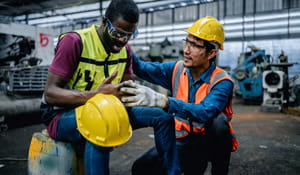 Para as empresas, as diferentes enfermidades que afetam os trabalhadores trazem consequências como queda na produtividade, autuações e multas por falta de cumprimento da legislação, má visibilidade da marca entre outros danos para o negócio. | Nederman